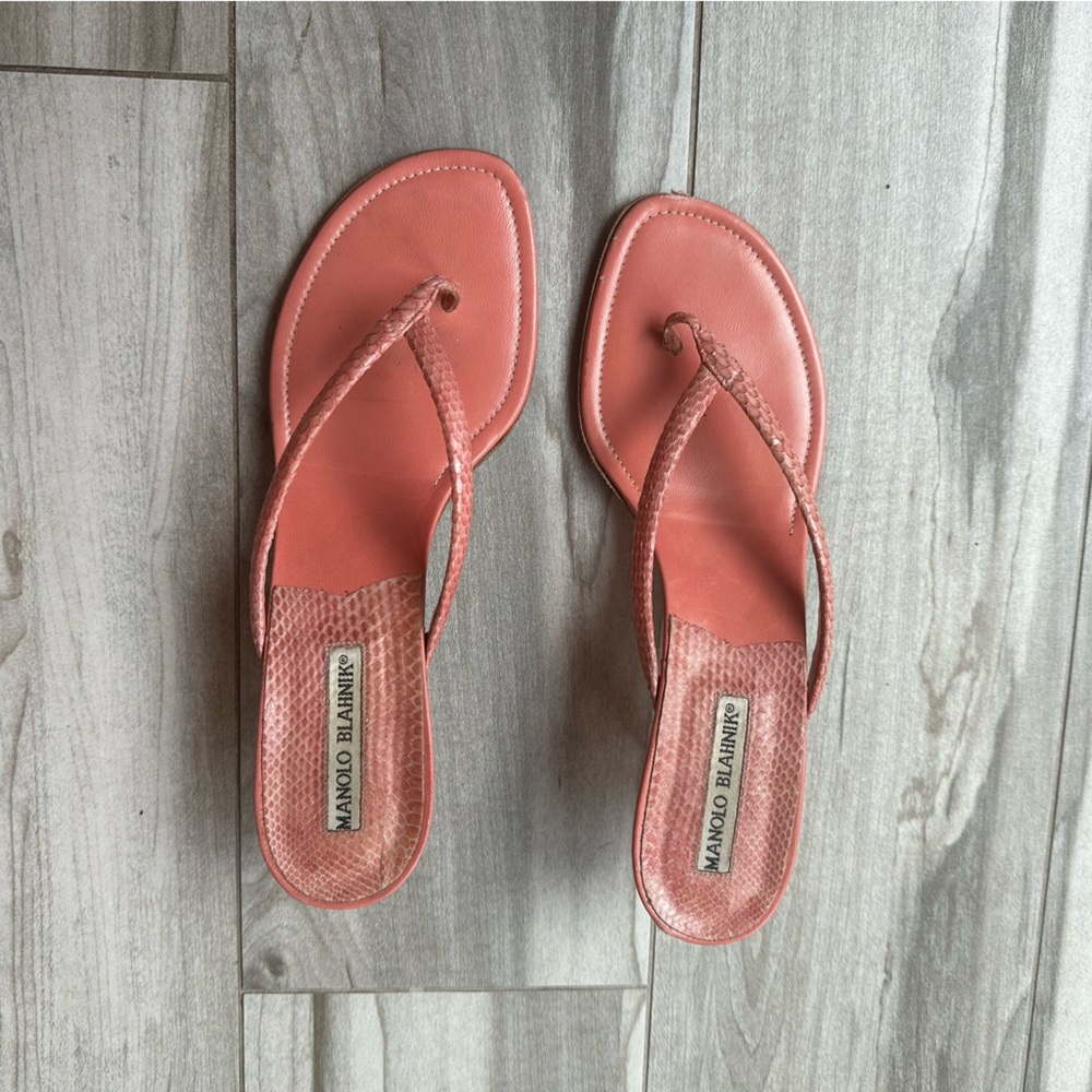 Manolo Blahnik Crocodile Salmon Thong Kitten Heels 38